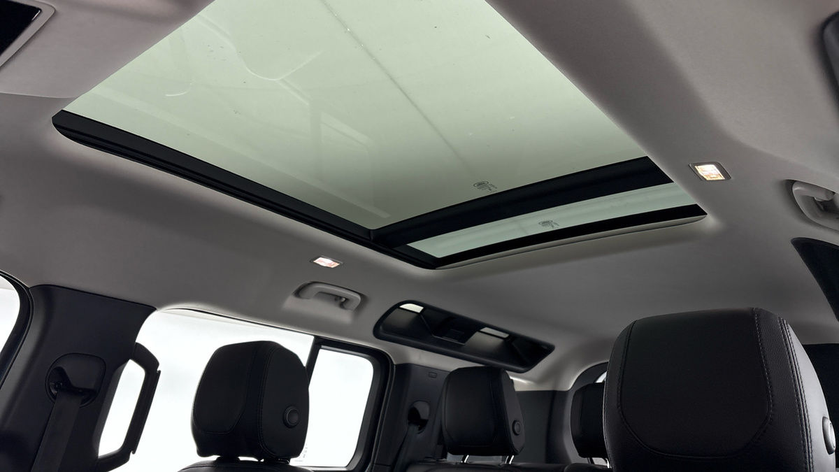 Land Rover Defender 110 Image 6