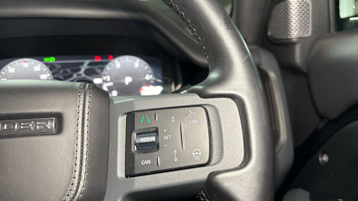 Land Rover Defender 110 Image 14
