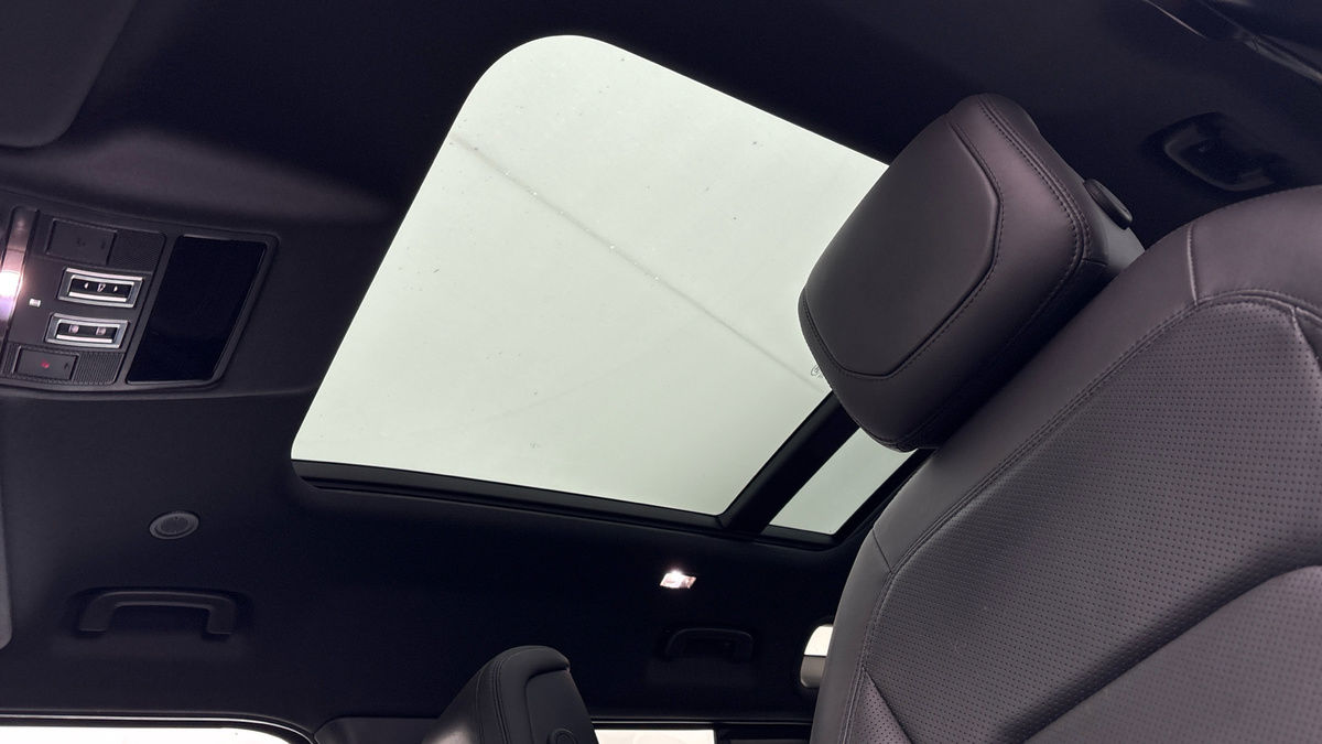 Land Rover Defender 110 Image 6