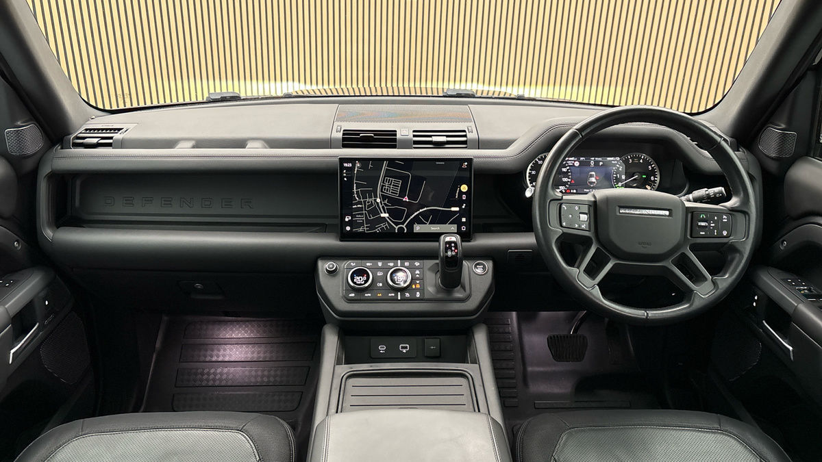 Land Rover Defender 110 Image 12