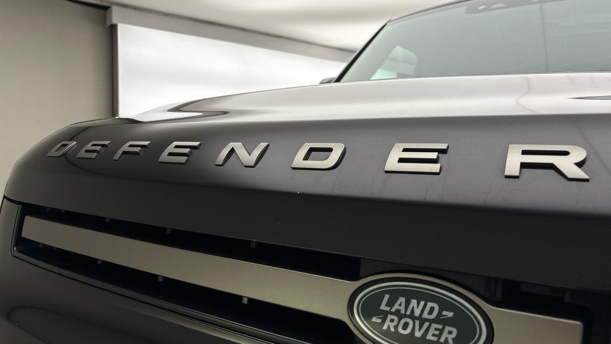 Land Rover Defender 110 Image 24