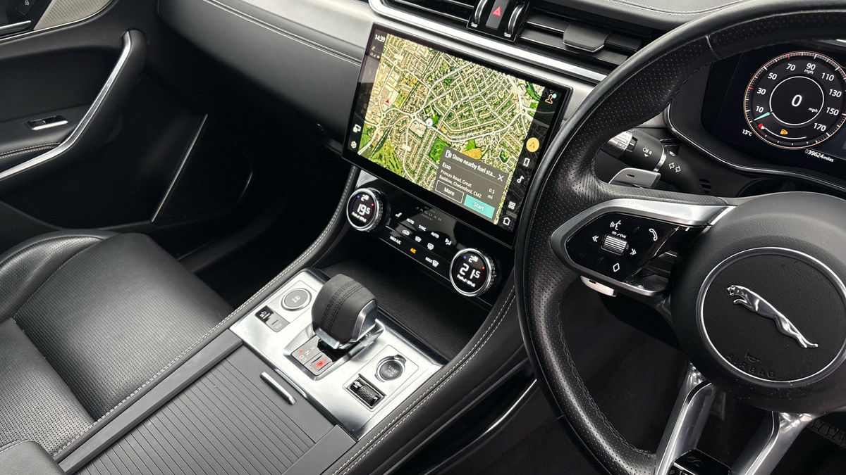 Jaguar F-PACE Image 18