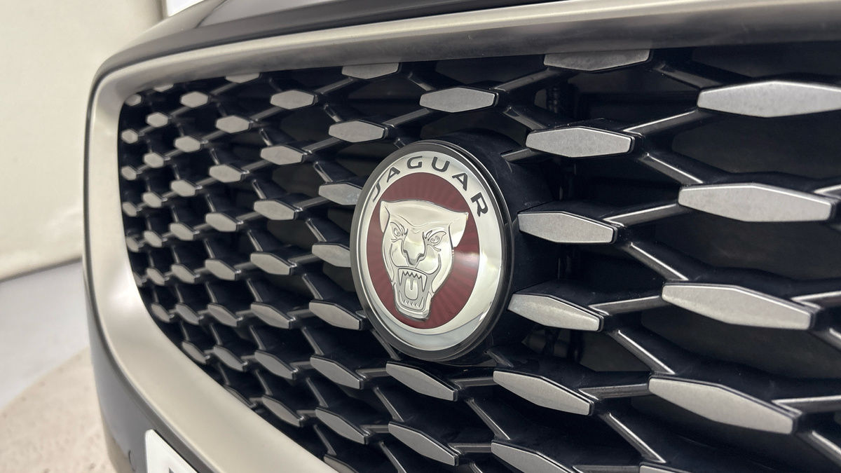 Jaguar E-PACE Image 24