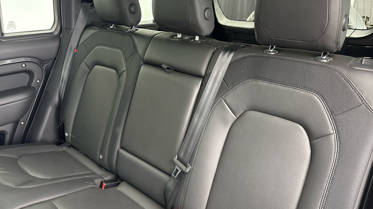 Land Rover Defender 110 Image 8