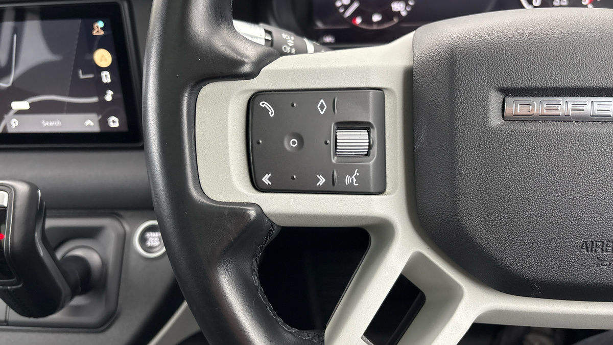 Land Rover Defender 110 Image 13