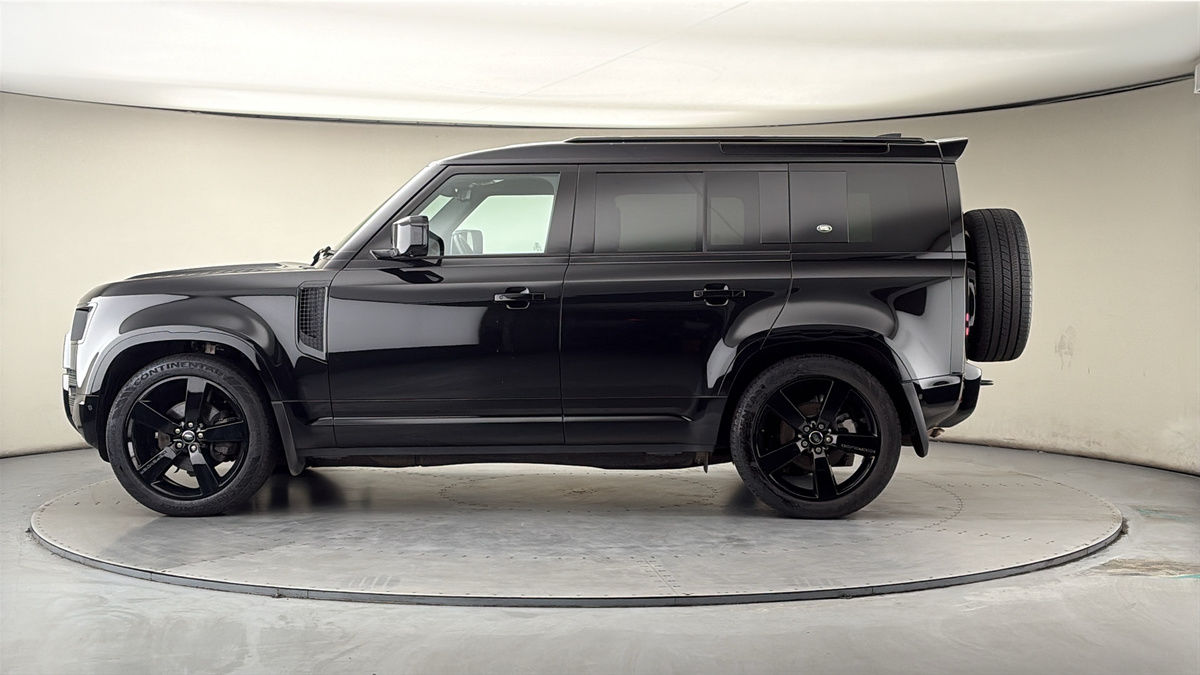 Land Rover Defender 110 Image 15