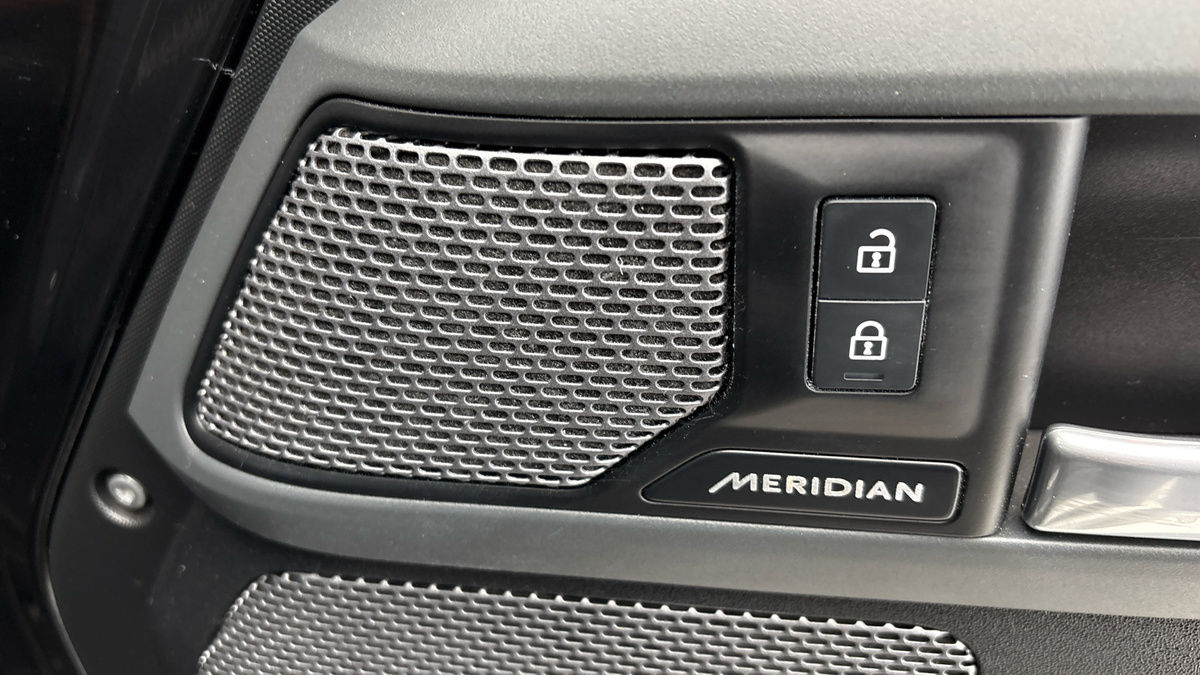 Land Rover Defender 110 Image 25