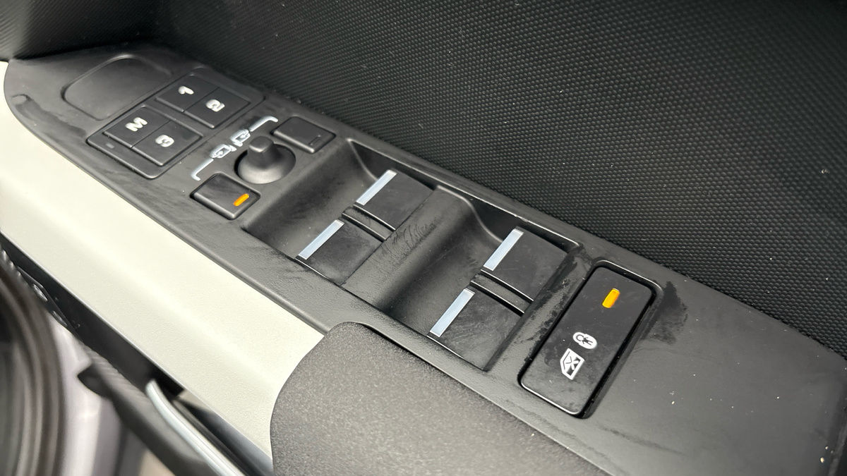 Land Rover Defender 110 Image 26