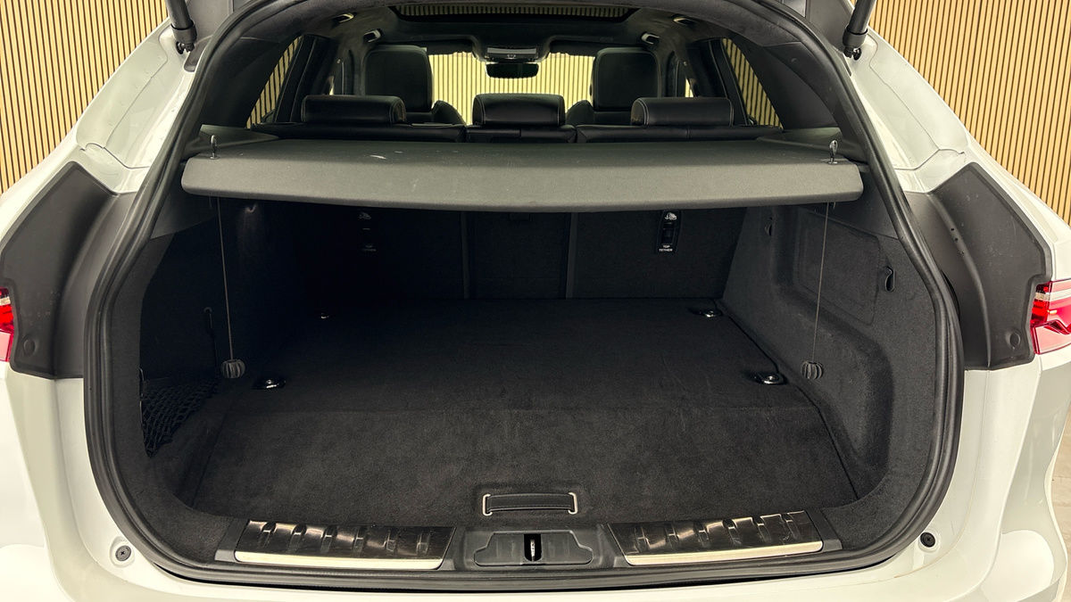 Jaguar F-PACE Image 11