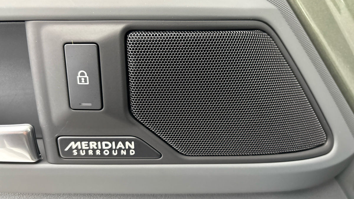 Land Rover Defender 110 Image 27