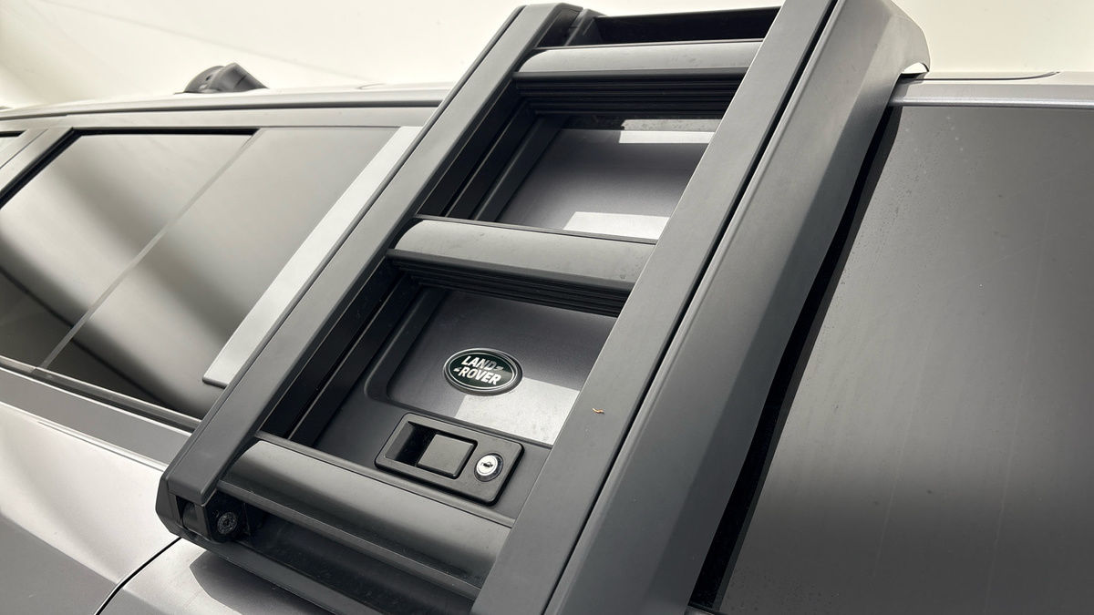 Land Rover Defender 110 Image 30