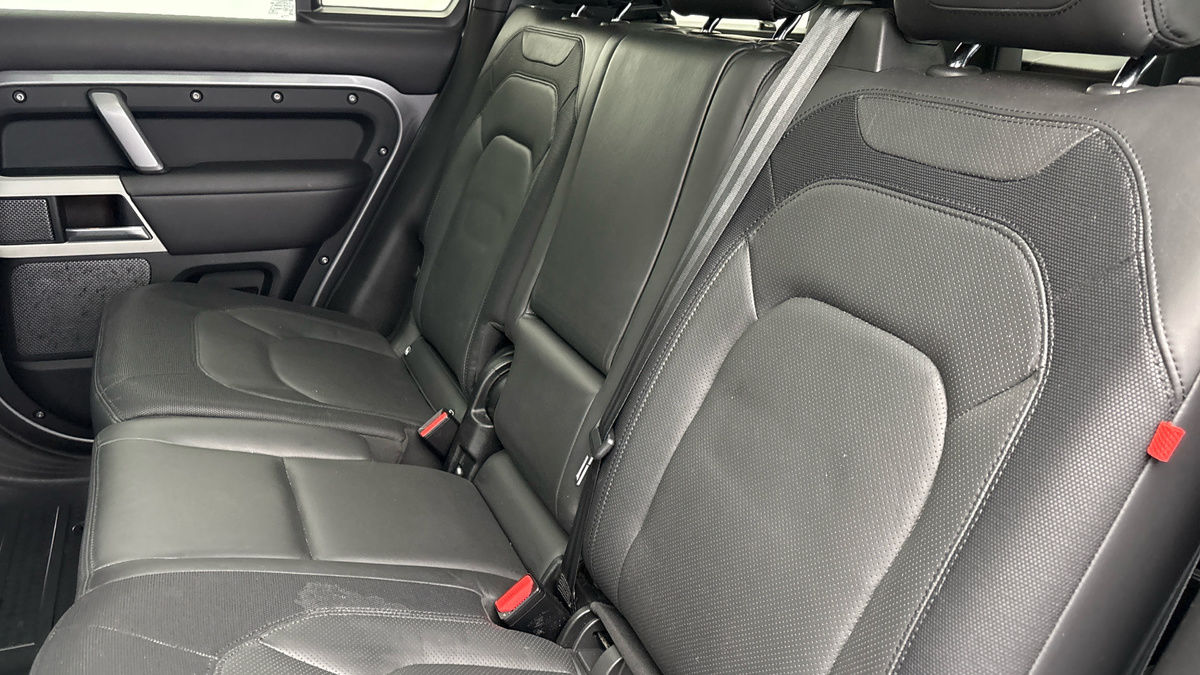 Land Rover Defender 110 Image 8