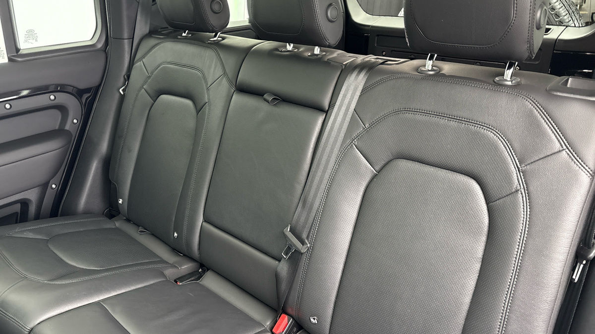 Land Rover Defender 110 Image 8