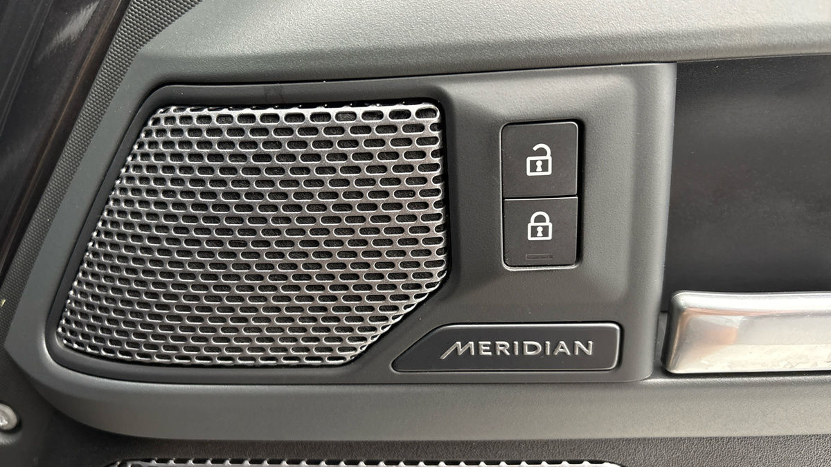 Land Rover Defender 110 Image 31