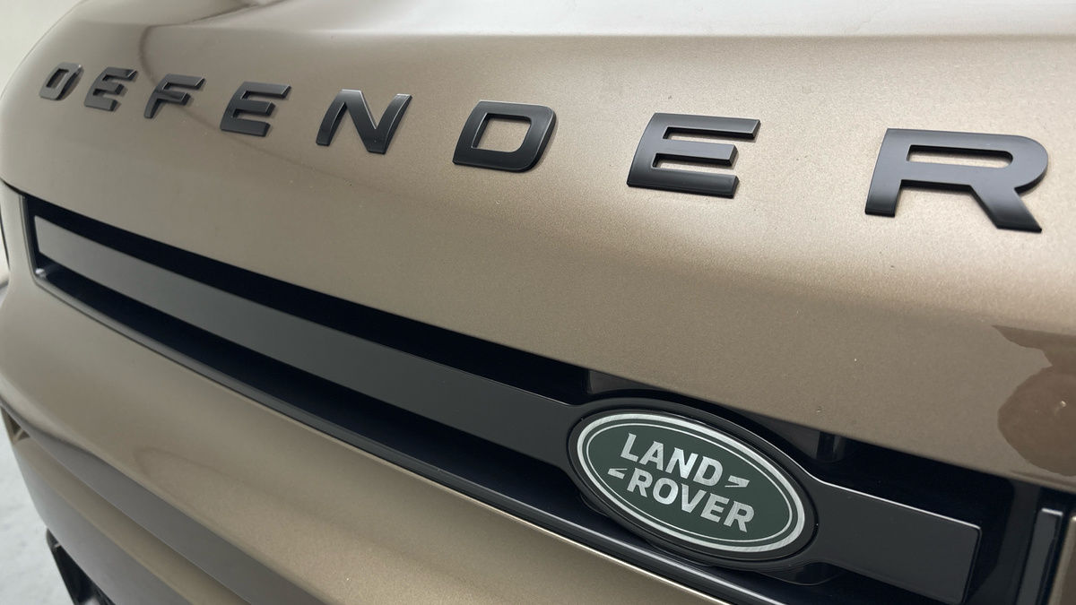 Land Rover Defender 110 Image 24