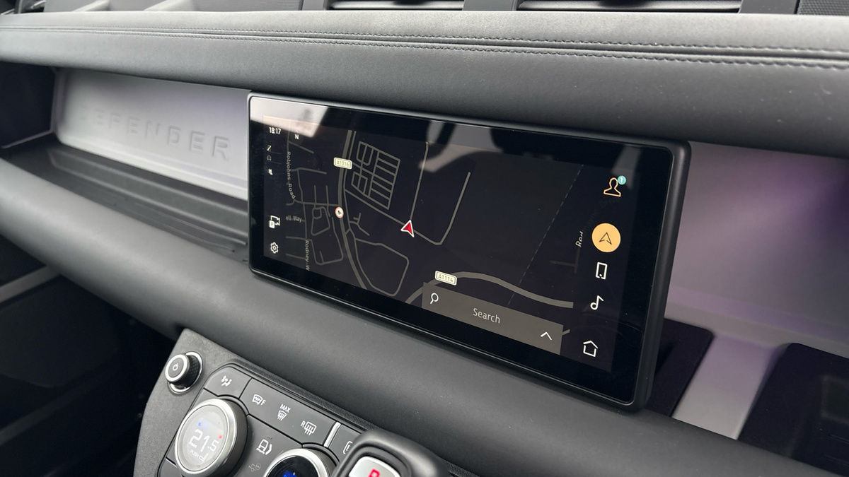 Land Rover Defender 110 Image 17