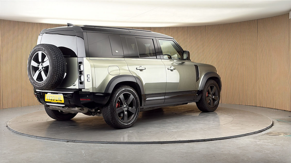 Land Rover Defender 110 Image 21