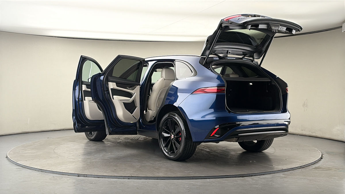 Jaguar F-PACE Image 23