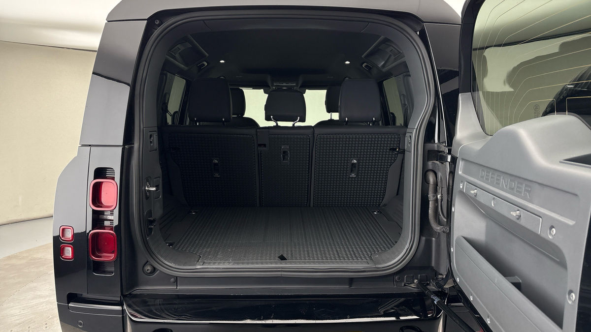 Land Rover Defender 110 Image 11