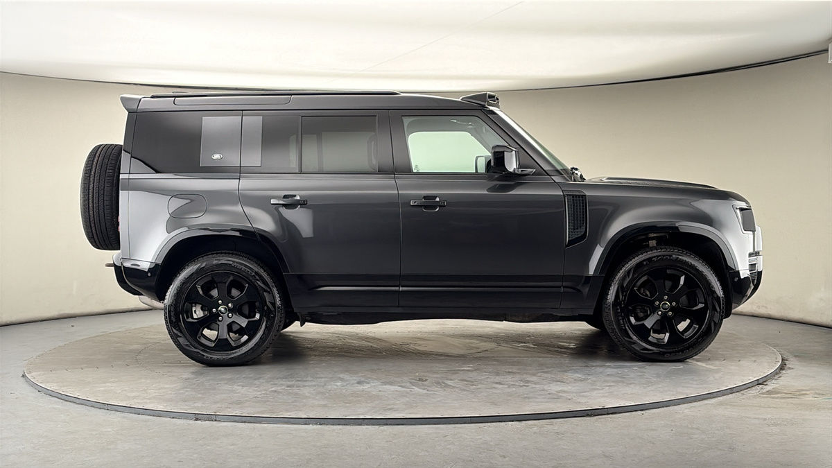 Land Rover Defender 110 Image 16