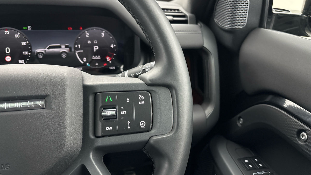 Land Rover Defender 110 Image 14