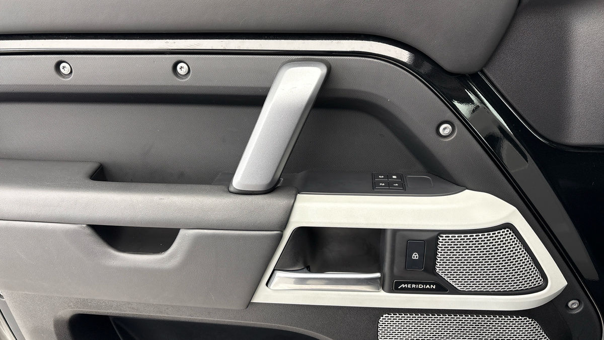 Land Rover Defender 130 Image 19