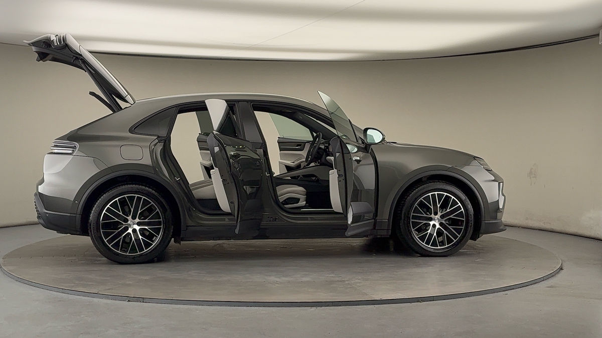 More views of Porsche Macan