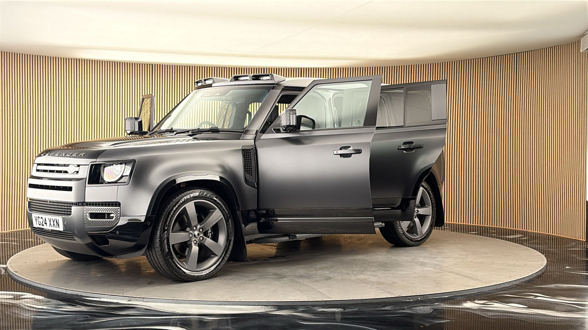 Land Rover Defender 110 Image 22