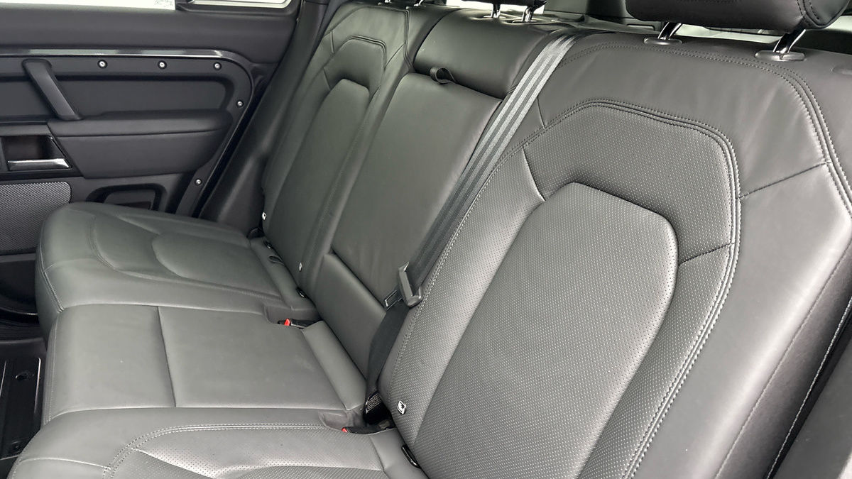 Land Rover Defender 110 Image 8