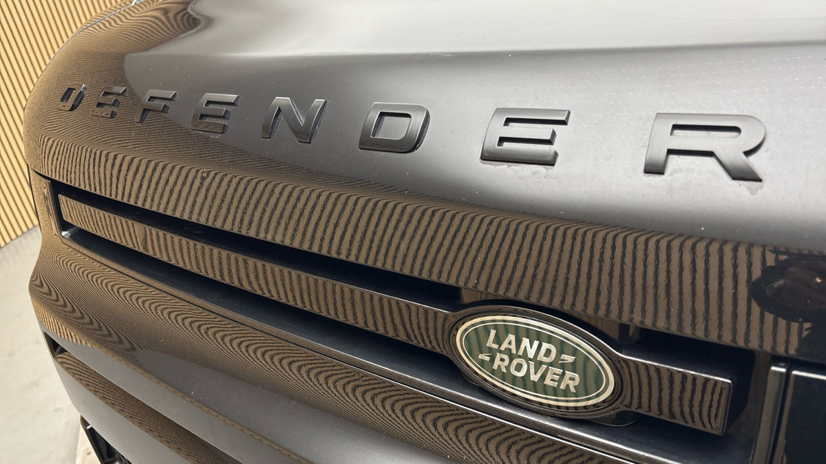 Land Rover Defender 110 Image 24