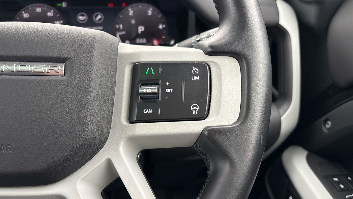 Land Rover Defender 110 Image 14