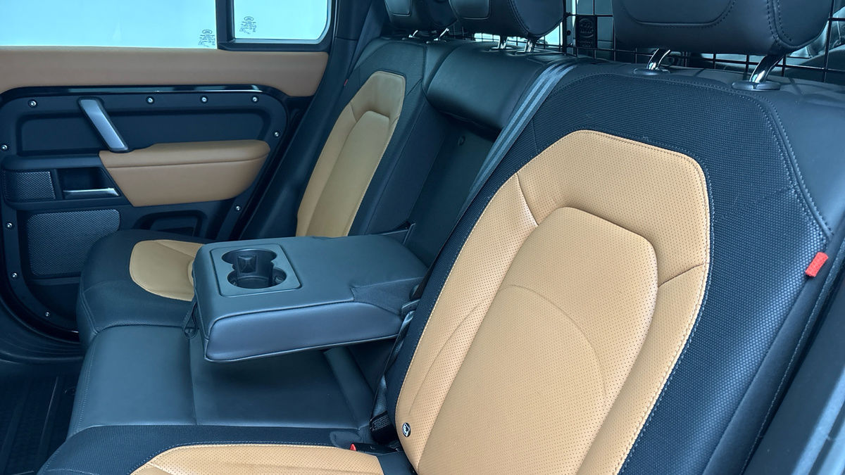 Land Rover Defender 110 Image 9