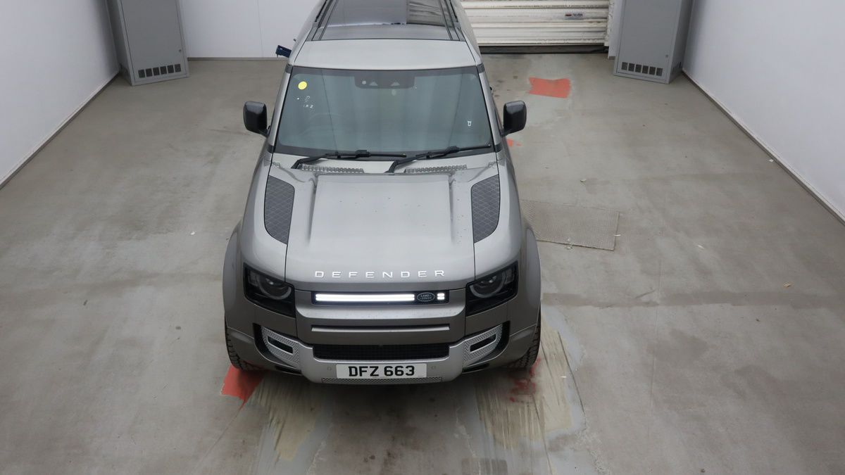 Land Rover Defender 110 Image 7