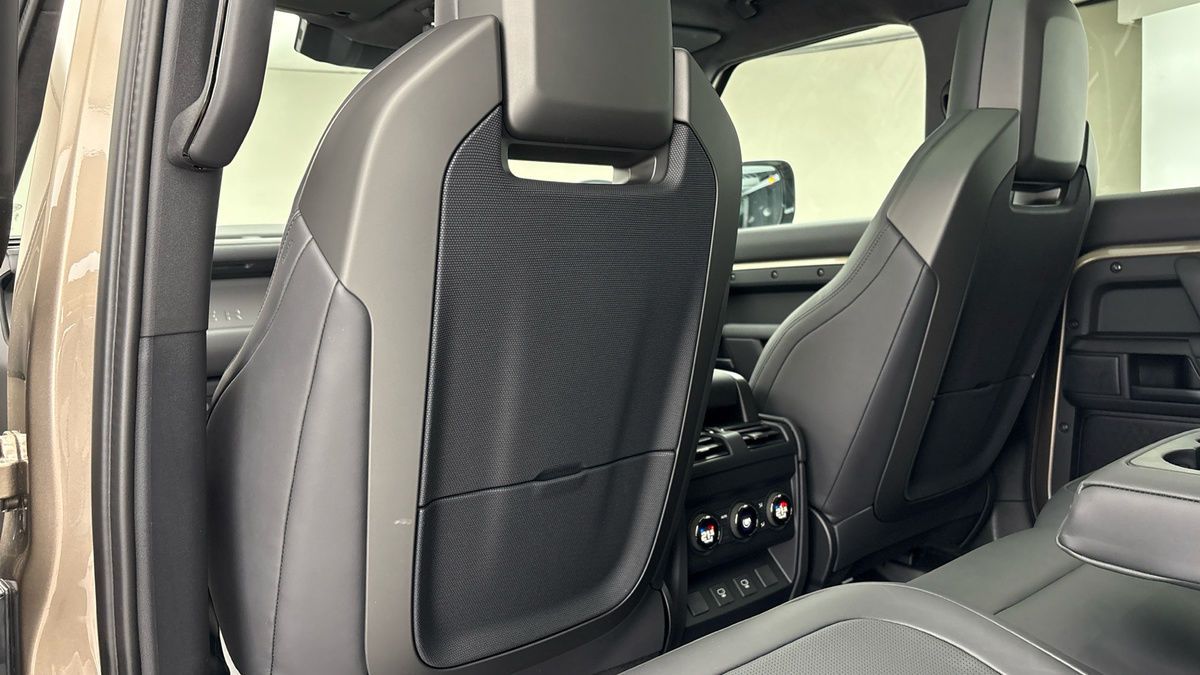 Land Rover Defender 110 Urban Image 32