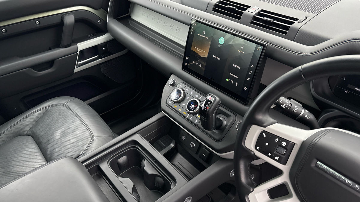 Land Rover Defender 110 Image 18