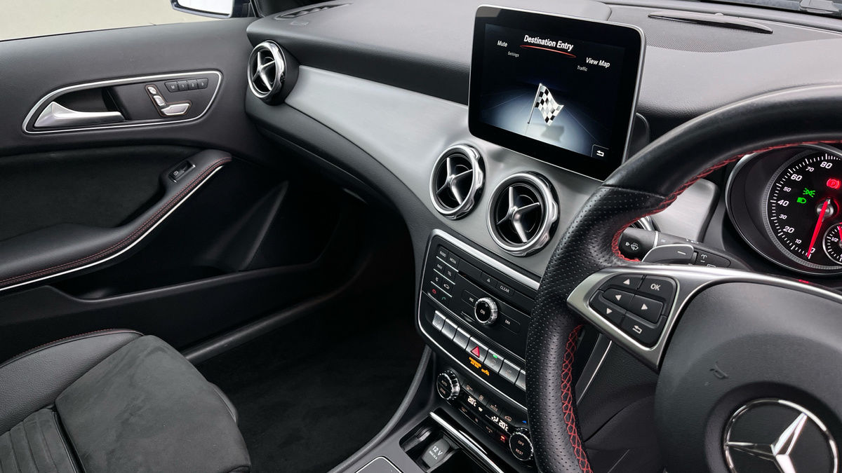Mercedes-Benz GLA Image 18