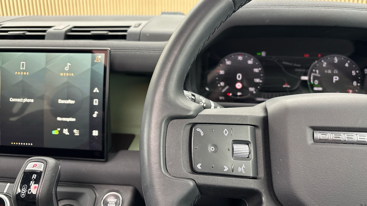 Land Rover Defender 110 Image 13