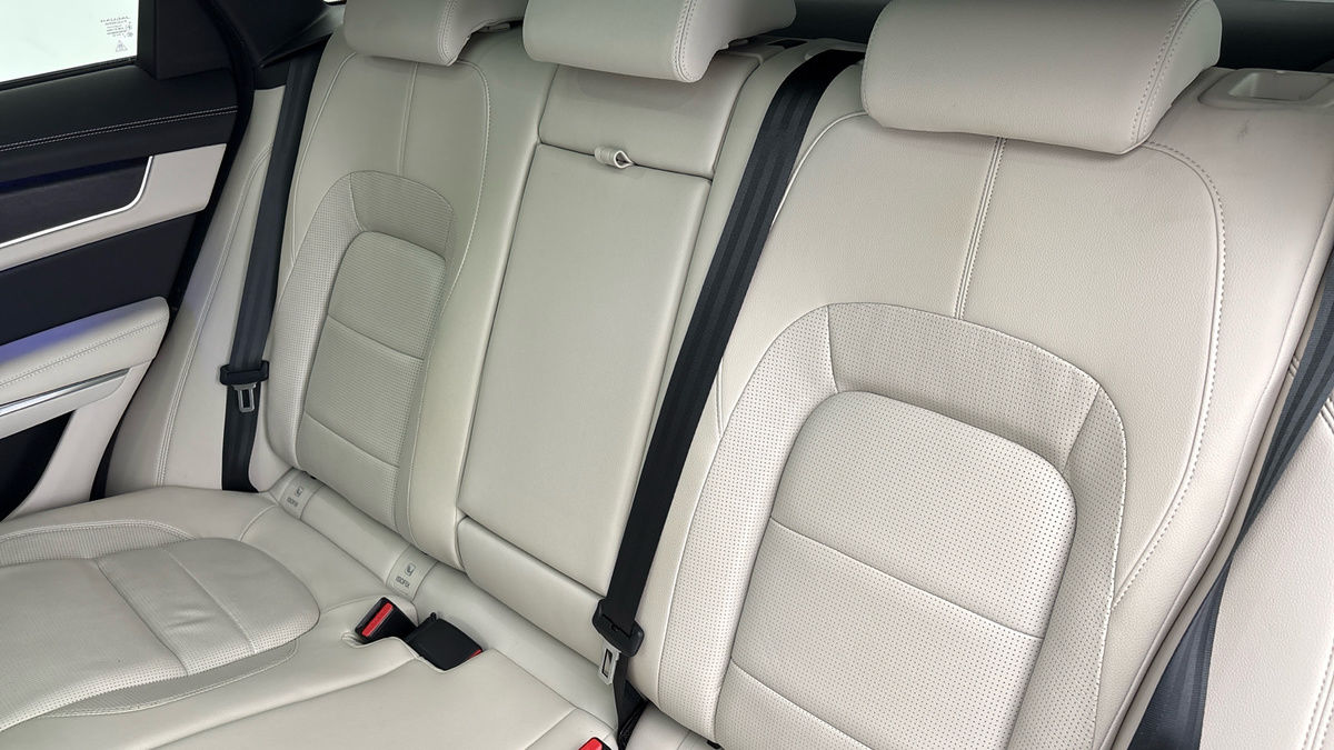 Jaguar F-PACE Image 8