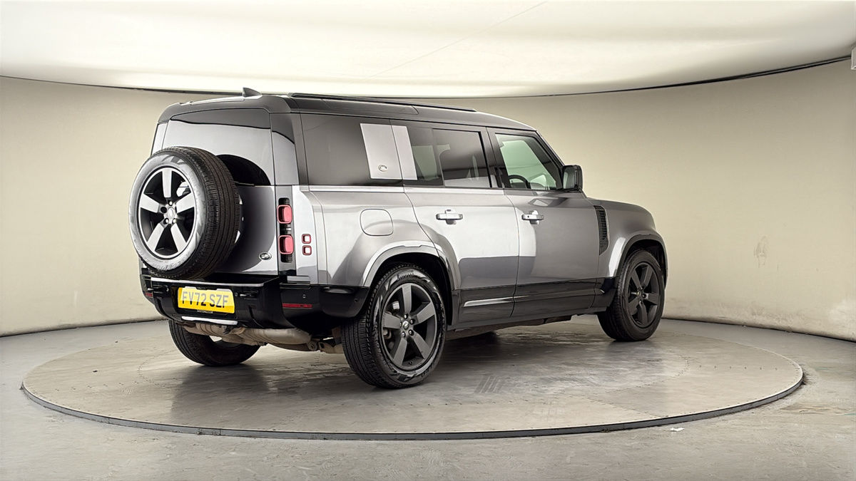 Land Rover Defender 110 Image 21