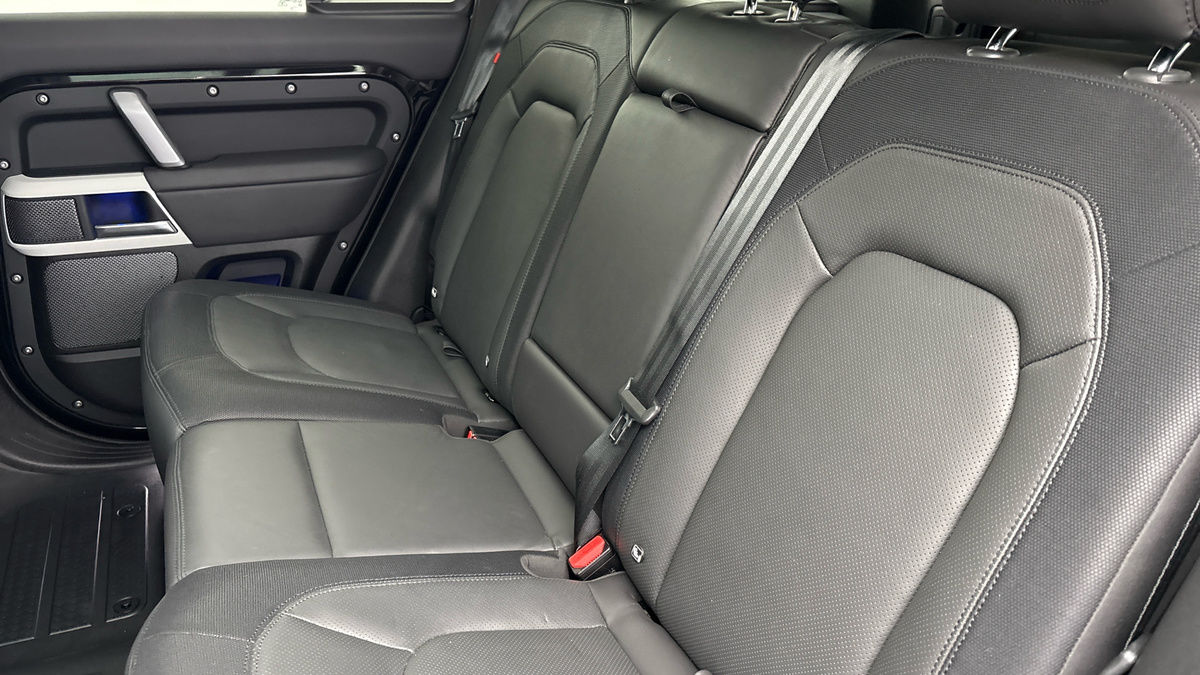 Land Rover Defender 110 Image 8