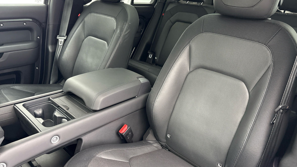 Land Rover Defender 110 Image 7