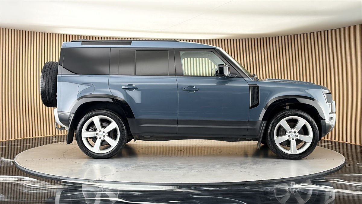 Land Rover Defender 110 Image 16