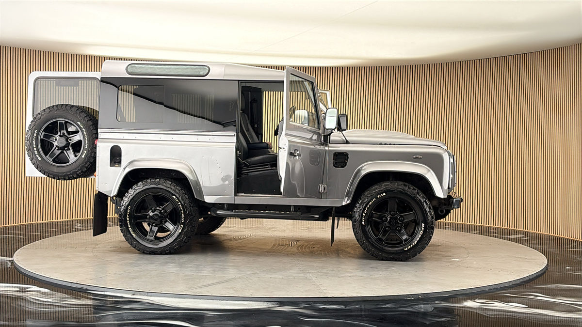 More views of Land Rover Defender 90