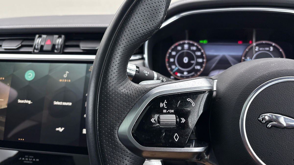 Jaguar F-PACE Image 13