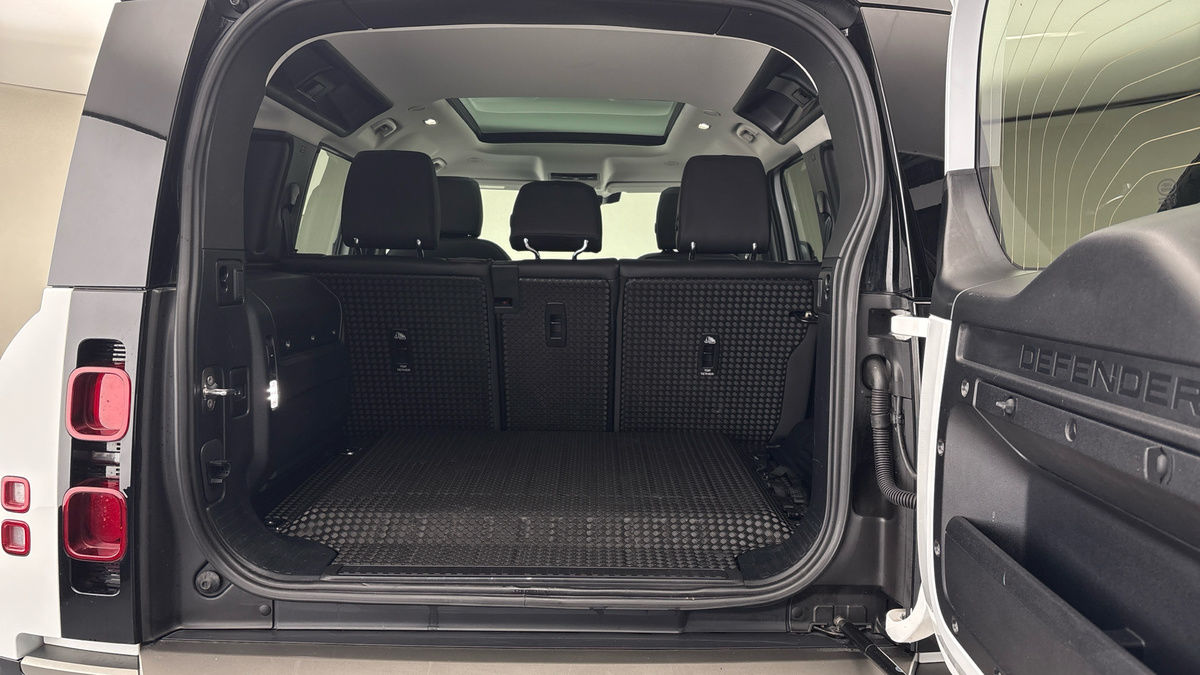 Land Rover Defender 110 Image 11