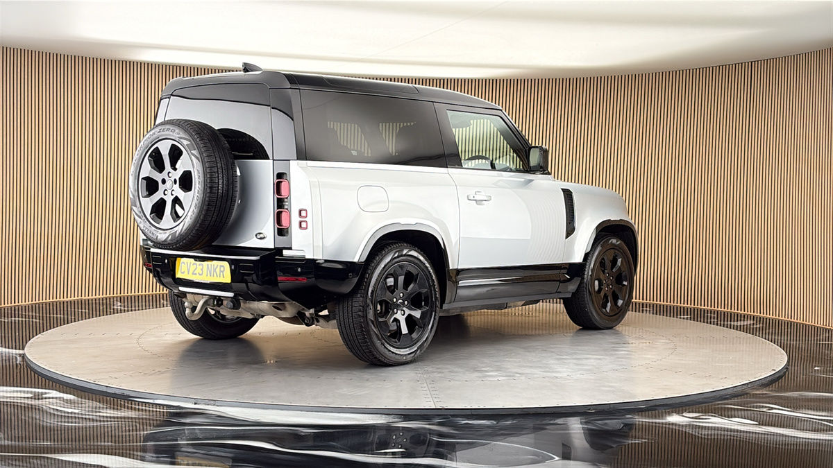 Land Rover Defender 90 Image 21
