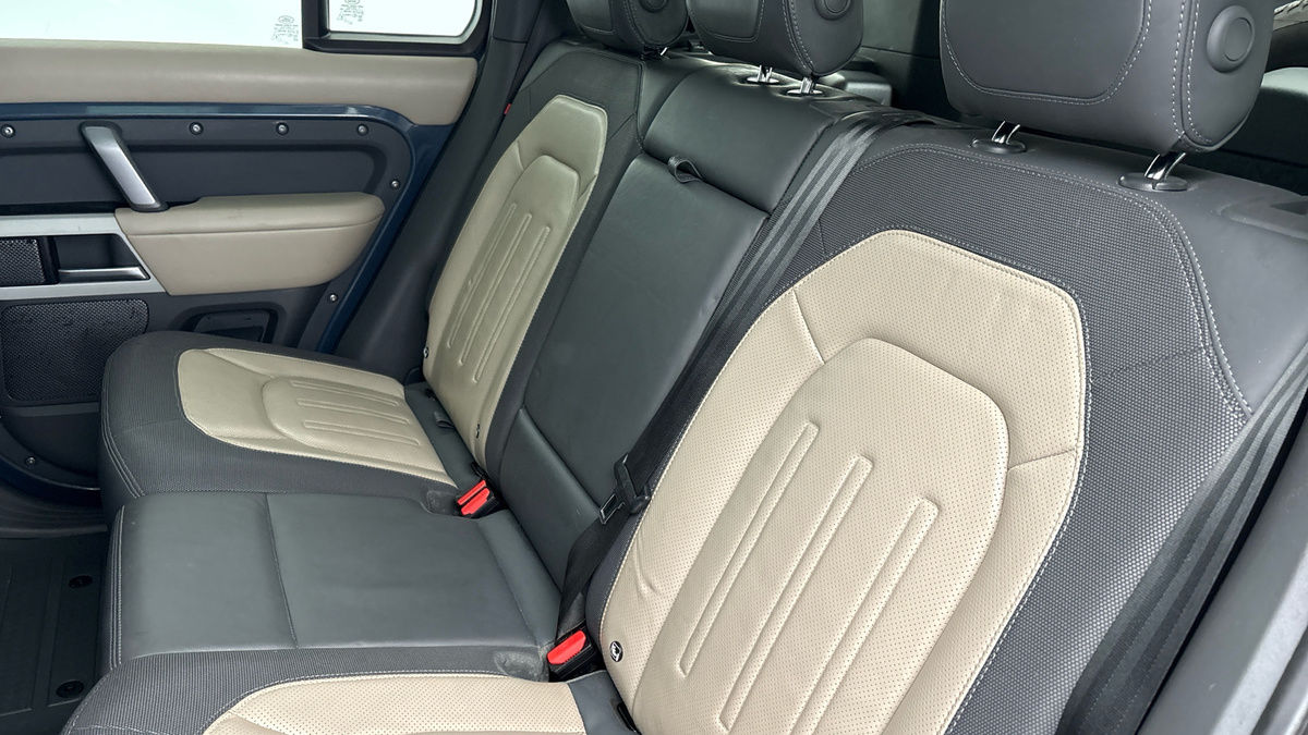 Land Rover Defender 110 Image 8