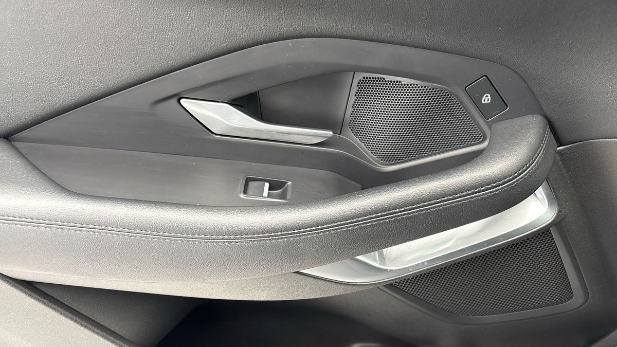 Jaguar E-PACE Image 19