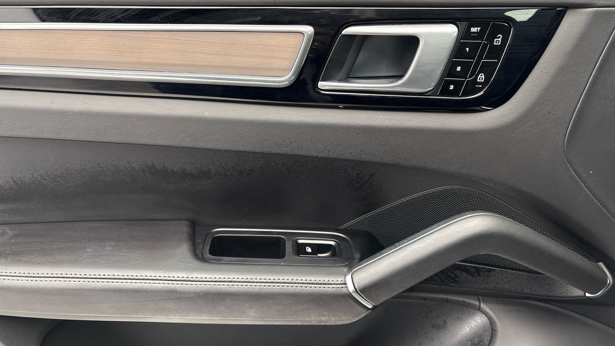 Porsche Cayenne Image 19