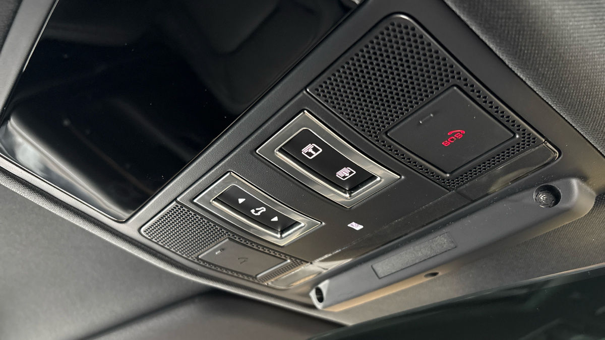 Land Rover Defender 110 Image 36